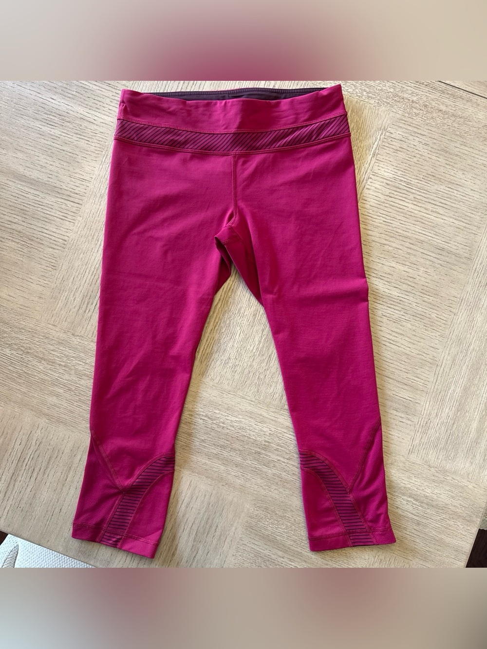 Lululemon Women’s Magenta Capri leggings. Size 8